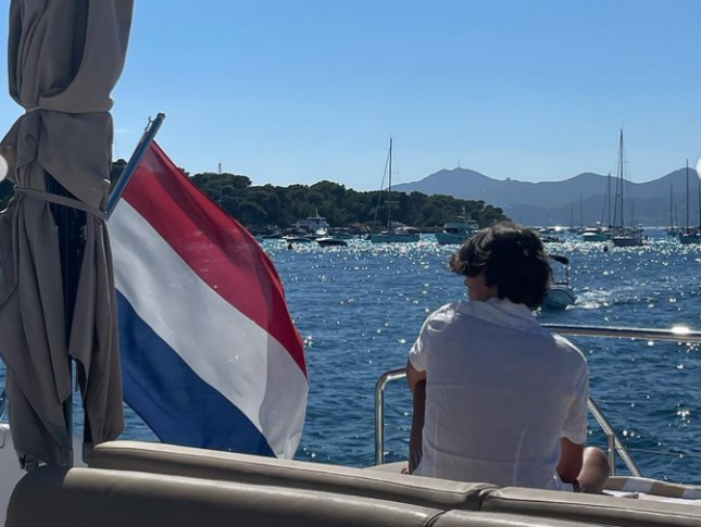 juillet_2023_niko_canot_drapeau